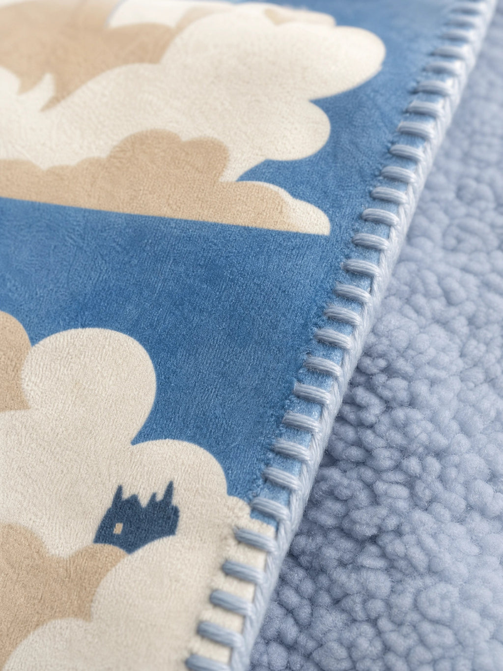 Die Wolkenstadt | Sherpa-Wurfdecke · Blau